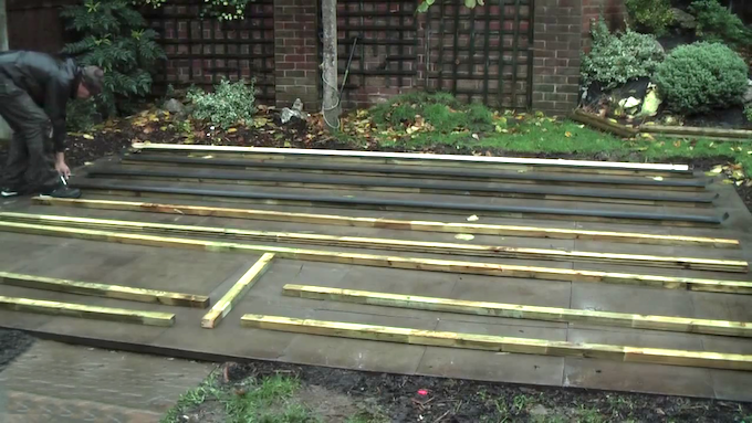  Porteurs sur la base de la cabane en rondins de béton 