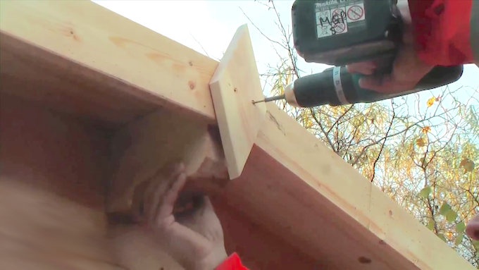  Instalando el remate y la cabaña de madera de facia