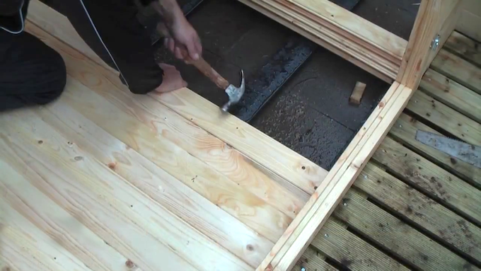  Installation du plancher de la cabane en rondins 