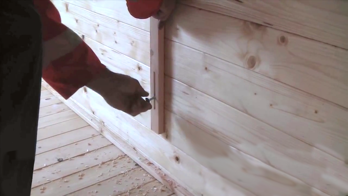  Instalación de tirantes contra tormentas cabaña de troncos